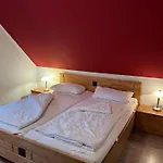 Unter Den Kiefern 99